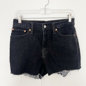 Levi’s high rise shorts black distressed size 28